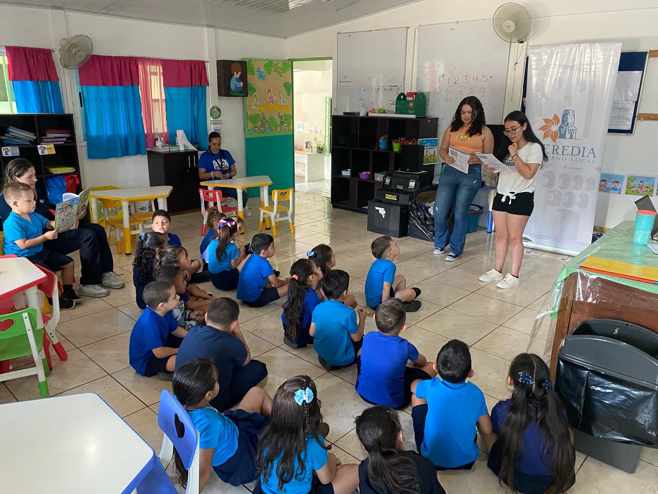 Bibliotecologas con grupos de niños Escuela de Bibliotecología